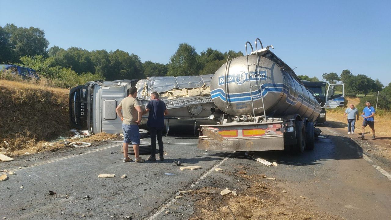 El vuelco de un camión cisterna obliga a cortar durante horas la N-640 en Lalín