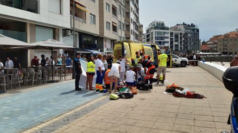 Sanitarios y socorristas atienden a un hombre que entr� en parada cardiorrespiratoria en Silgar