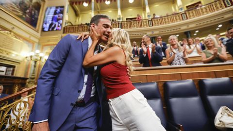 Pedro S�nchez y Yolanda D�az se besan en el Congreso de los Diputados.