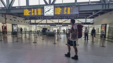 Un pasajero, observando los paneles de la estaci�n de tren de Santiago, el pasado 11 de agosto.