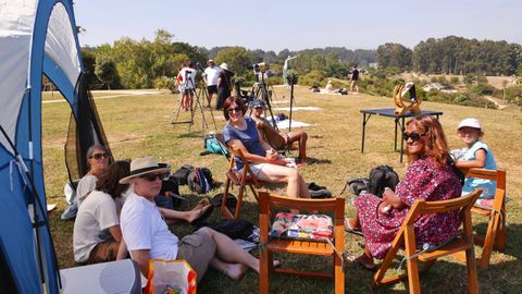 Centenares de personas est�n desde primera hora en el parque de las Trece Rosas para tener un lugar privilegiado desde el que observar el eclipse