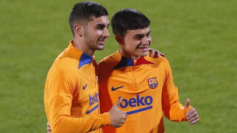Ferran Torres y Pedri, antes del entrenamiento de este martes del Barcelona en Riad