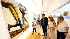 Francisco Mendes con su familia ante una de sus obras