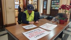 Gerardo Gayoso Somoza, encargado de la red de Augas de Lugo, encadenado a una mesa en el Concello