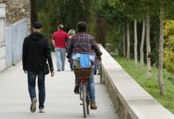 Un ciclista circula junto a los peatones por uno de los tramos del paseo fluvial. 