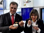 Alcalde y Quintana, desgustando mejill�n en la feria del congelado.