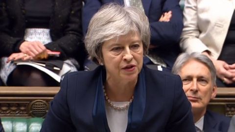 Theresa May se enfrentar� el mi�rcoles a una moci�n de censura tras la derrota de su plan para el Brexit