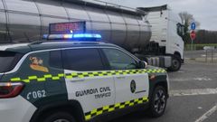 Imagen de archivo de un control de la Guardia Civil de Tr�fico a un cami�n