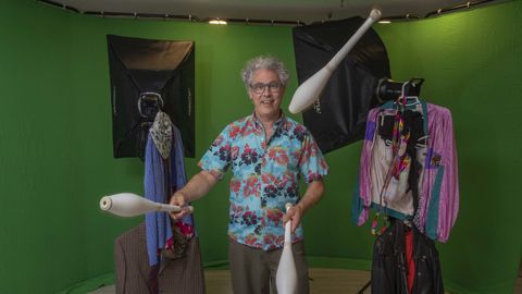 Pablo Reboleiro en el set de rodaje que ha montado en su casa de Ames para grabar sus v�deos divulgativos sobre Matem�ticas para el canal de YouTube��pr2 (mates molan)�, con versi�n es espa�ol y en gallego.