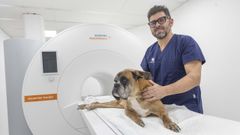 Jaime Villar junto a una de las �ltimas incorporaciones al equipamiento tecnol�gico del hospital de referencia veterinario de Costa Vella, una resonancia magn�tica cerrada de medio campo. El director de Anicura Imavet est� orgulloso tanto de las instalaciones con las que cuentan en la r�a de Polonia como por su capital humano.