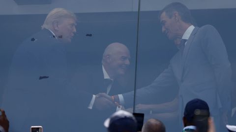 Pedro S�nchez estrecha la mano a Donald Trump