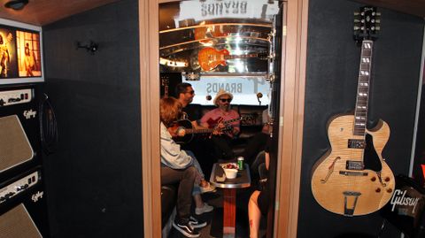 Abraham Boba, al fondo, en una perspectiva interior del autob�s de Gibson