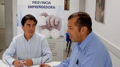 �ngel Gonz�lez (izquierda) durante una sesi�n de asesoramiento dentro del programa Provincia Emprendedora de Diputaci�n y C�mara de Comercio