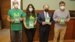 De izquierda a derecha, Jos� Manuel Montejo y Alba Mor�n, investigadores participantes; Ignacio Villaverde, rector de la Universidad de Oviedo y Juan Carlos Mayo, director de �rea de los Servicios Cient�fico-T�cnicos.