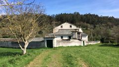 Son dos casas con una finca, rodeada por un muro