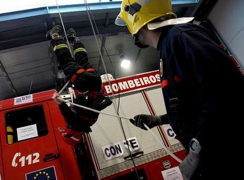 Imagen de archivo (2006) en la que los bomberos de Boiro realizan ejercicios rutinarios de entrenamiento.