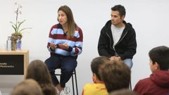 La luchadora Lydia P�rez y Javier G�mez Noya, en la charla que mantuvieron con los alumnos de sexto del CEIP Barcelos de Pontevedra
