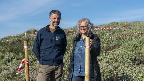 Jaime Fagúndez y María Servia, docentes e investigadores de la UDC, en la costa de Dexo, donde monitorizan la planta