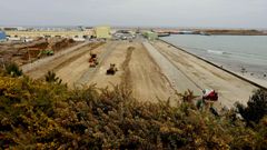 Varias m�quinas trabajando este martes en la zona donde se levantar� la planta de cr�a de salm�n de Burela