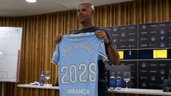 El entrendor del Celta Fortuna, Fredi �lvarez, posa con la camiseta con el 2028, a�o hasta el que ha firmado.