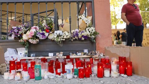 Pequeo altar a las puertas del centro de Sevilla en el que estudiaba Sandra