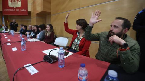 Mara Nogareda y Breogn Blanco, los dos concejales que tena Alternativa, votando a favor de la mocin de censura.