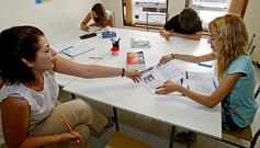 Las academias reciben cada vez ms universitarios que aprovechan el verano para sacarse un ttulo B1 de algn idioma extranjero. 