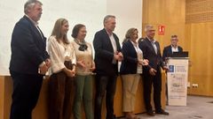 Sobre el escenario en el que se entregaron las distinciones y de izquierda a derecha: Luciano Vidn, Lara Otero, Begoa Aldamiz, el conselleiro, Antonio Gmez Caamao, Chus Llorente, el gerente, Luis Verde, y Fernando Lamelo, en el atril