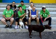 El entrenador, Robert Moran (primero por la izquierda), con el equipo.