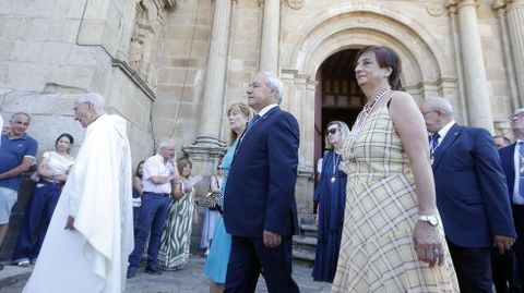 El alcalde Jos� Tom� y su esposa y la concejala Gloria Prada en la peque�a procesi�n previa a la ofrenda floral a la patrona de Monforte