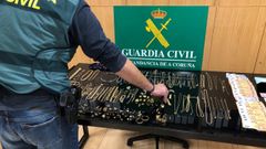 Imagen de las joyas que recuper� la Guardia Civil y el dinero en efectivo incautado