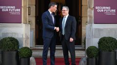 Pedro Sánchez y su homólogo británico, Keir Starmer, en un encuentro el Londres el pasado marzo