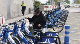 La estaci�n de Meicende cuenta con el primer intercambiador de la comarca. En este punto es posible depositar una bicicleta p�blica de A Coru�a y coger una de Arteixo. O viceversa