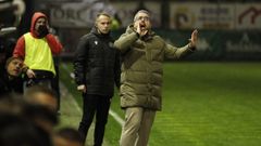 Javi Rey da instrucciones a su jugadores