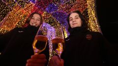 La portera burelista, Ana Eliza, y su entrenadora, Bel�n Feal, brindan en la Praza da Mari�a.