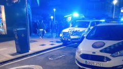 Momento en el que una de las ambulancias tuvo que acudir a Alfredo Bra�as para atender a uno de los heridos durante la pelea