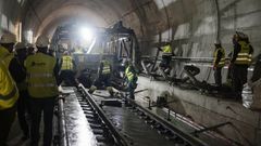 Imagen del montaje de la va en placa en el tnel de O Corno, en la lnea Madrid-Galicia