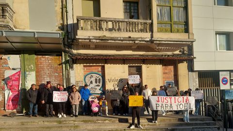 Familiares de Yoel Quispe se concentraron este viernes con pancartas ante los juzgados de A Corua.