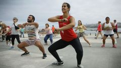 Zumba, en este caso, en la playa de Riazor