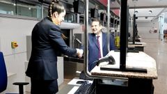 Caballero saluda a una trabajadora en la terminal de Peinador