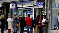 Colas en una administraci�n de Arousa.