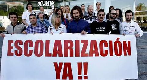 Los padres del nio y personas de su entorno protestaron ayer ante la sede de la Xunta en Vigo.