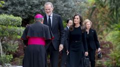 Los reyes Felipe VI y Letizia, junto a la reina Sof�a, en la Nunciatura Apost�lica de Madrid, adonde acudieron este martes para firmar el libro de condolencias del papa Francisco.