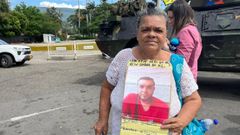 Miriam Angareta posa en el paso fronterizo entre Venezuela y Colombia con una foto de su hijo. La mujer asegura que fue detenido hace una d�cada por las autoridades venezolanas por traici�n a la patricia
