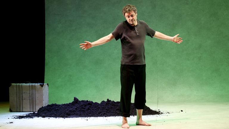 O actor X&uacute;lio Abonjo, caracterizado como Balbino, este m&eacute;rcores no &uacute;ltimo ensaio de &laquo;Memorias dun neno labrego&raquo; antes da estrea do espect&aacute;culo, que espertou grande expectaci&oacute;n entre o p&uacute;blico.