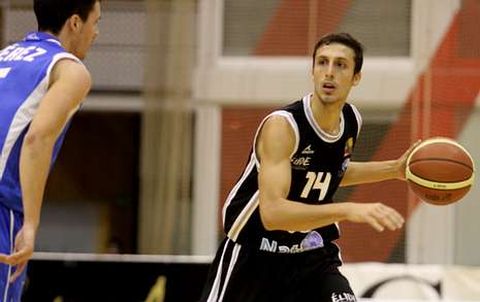 Carlos Cobos, con el bal�n, en el partido del pasado viernes contra el Andorra
