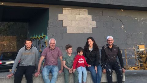 Familias de la Asociación Art For Dent durante la realización del mural
