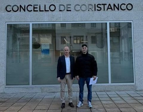 El alcalde de Coristanco, Juan Garc�a Pose, con el nuevo agente, Alejandro Rodr�guez.