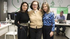 Susana L�pez (en el centro), superviviente de c�ncer de mama, junto a Isabel Estevan y Mabel Sanesteban, en la Asociaci�n Espa�ola contra el C�ncer