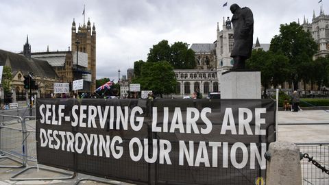 Pancarta contra el brexit en el exterior del Parlamento británico